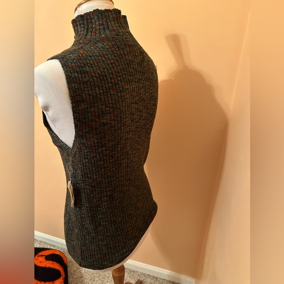 Multicolor Sleeveless Turtleneck Sweater - Picture 2 of 4